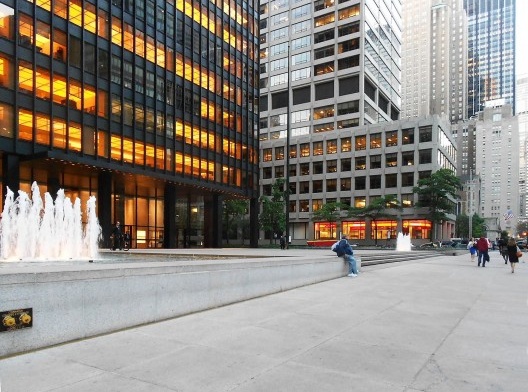 Mies van der Rohe, Seagram Building (1954-58), Nova York. Detalhe do embasamento/plataforma