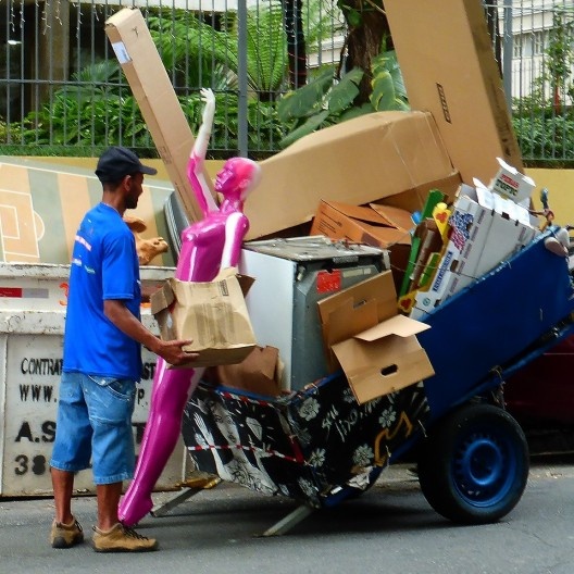 E antes de içá-la para a caçamba, lhe dá de presente uma sacola com roupa velha e um nome novo: “Charleine, a manequim” – como a chamará desde então, nome e profissão associados.