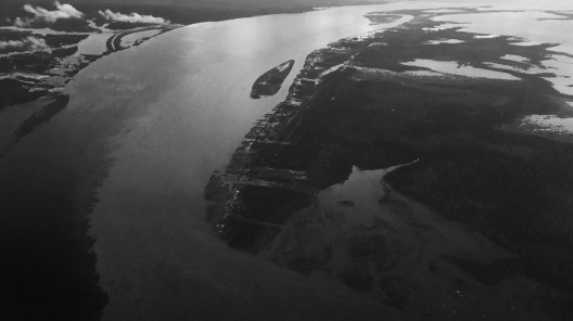 O Encontro das Águas do Rio Negro e do Rio Solimões e as construções ribeirinhas