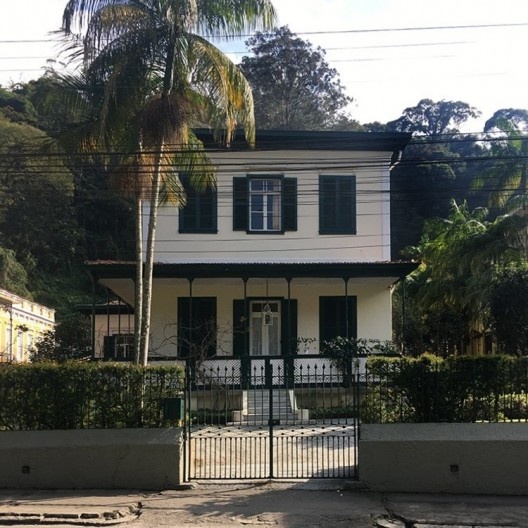 Casa petropolitana com varanda na rua Visconde de Souza Franco, n. 470