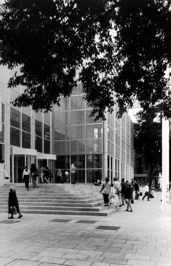 Médiathèque de Nimes, adro