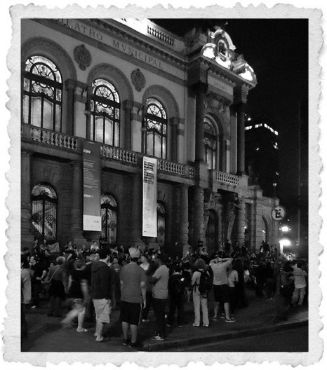 Início da “Caminhada noturna pelo centro”, à frente do Teatro Municipal de São Paulo