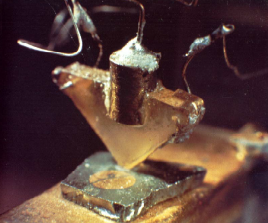 Primeiro transistor de contato, desenvolvido por John Bardeen, Walter Brattain e William Shockley