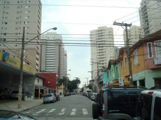 Paisagem vertical da Mooca: novos edifícios dominaram a rua que abrigava casas geminadas sobradas. Foto de jan. 2011