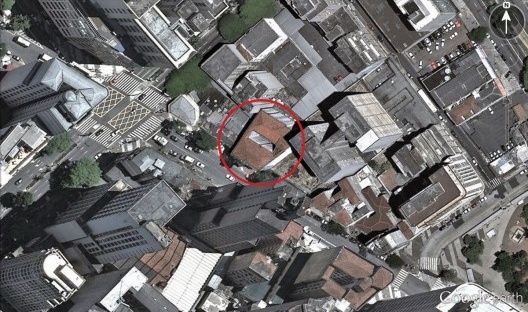 Imagem de satélite da quadra com destaque ao edifício do projeto