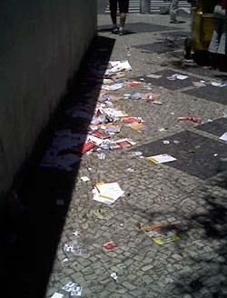 Sujeira deixada pelos militantes nas ruas e calçadas próximas de uma seção da cidade de Vitória-ES