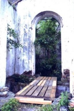 Silêncio, 1996 - Intervenção em um prédio em ruínas com ponte em madeira e caixas de madeira pintadas