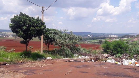 Vista a partir do lado leste da fazenda Olhos d’Água: o fim da rua, a fazenda e as pequenas casas idênticas ao fundo