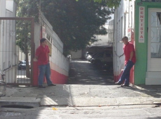 Estacionamento sobre o córrego, Rua Manuel Cebrian Ferrer