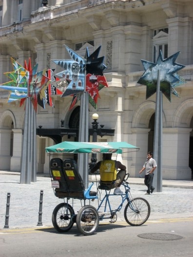 Taxi bicicleta e totens “modernos” no centro de Havana