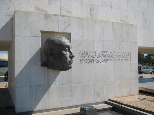 Museu da Cidade, Brasília DF, 1960, arquiteto Oscar Niemeyer. Detalhe mostra a cabeça do presidente Juscelino Kubitschek em pedra-sabão
