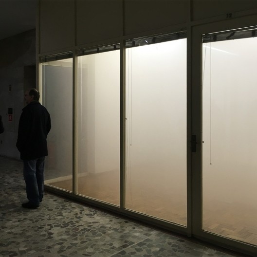 Pedro Gorski, documentarista experiente, localiza um personagem suspeito se esgueirando da sala de fumaça de Laura Vinci.