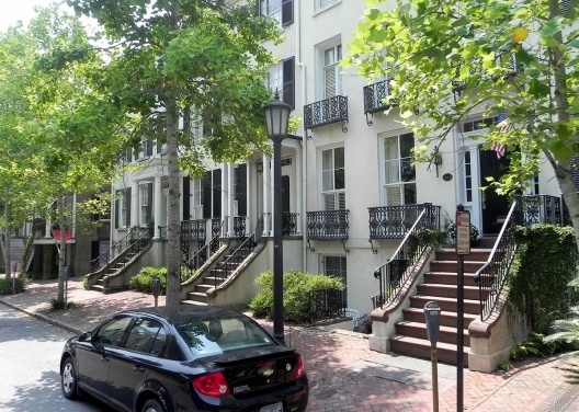 Aspecto da ocupação residencial em um Ward de Savannah, com as escadas no passeio