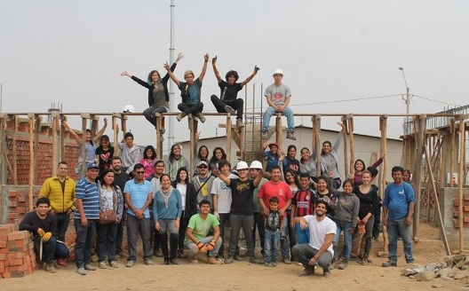 Ateliê Al Borde Ucal 001 para a comunidade Nuevo Amanecer. Huachipa, Distrito de Chosica, Lima, Perú