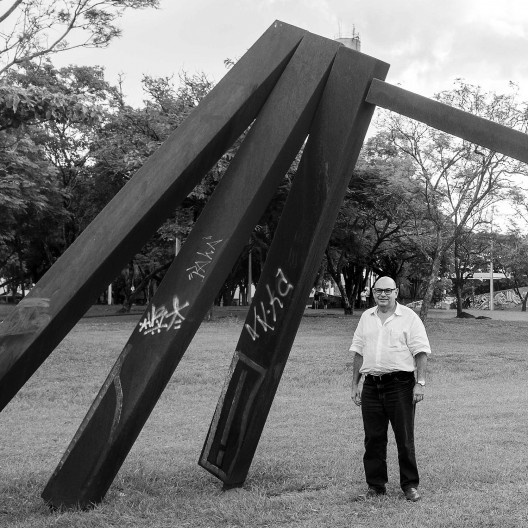 Marco do Valle ao lado de escultura pública de Eixo Paralelo ao da Rotação da Terra, na Unicamp