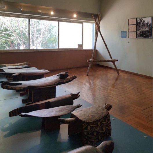 Mobiliário inspirado em artefatos indígenas