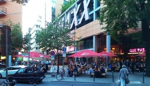 Espaço público interno no quarteirão da Potsdamer Platz, esquina da Voxstraße com a Ludwig-Beck-Straße