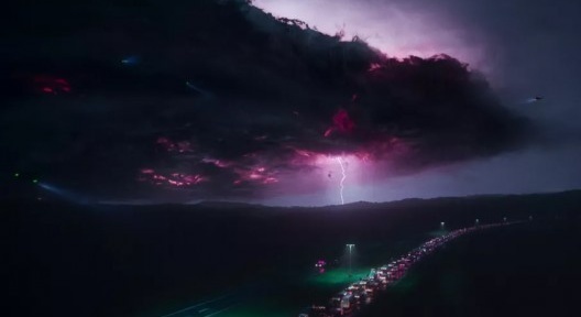 Engarrafamento causado por fuga da população devido a nuvem tóxica, filme Ruído branco, direção de Noah Baumbach, 2022