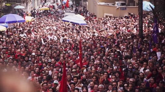 Cena do documentário “Democracia em vertigem”, direção de Petra Costa