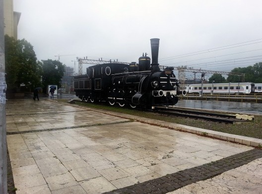 Locomotiva exposta em frente à Estação Ferroviária de Zagreb, Croácia