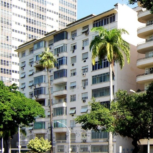 Balcões em balanço e varandas embutidas: fechamento com esquadrias modifica a volumetria original, Rio de Janeiro, década de 1940