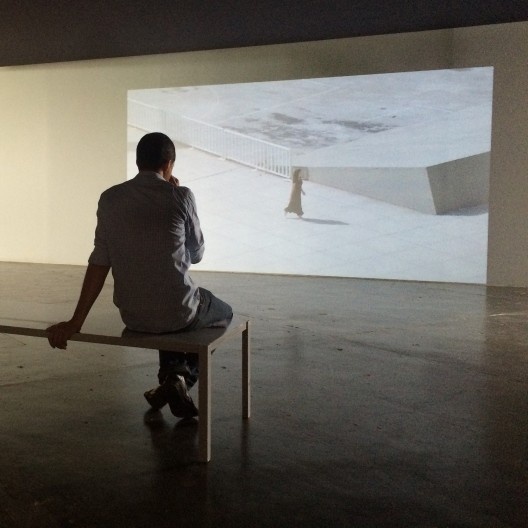 Espectador de filme na 32a Bienal de São Paulo, que trouxe o tema “Incerteza viva”