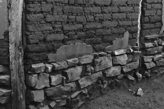 Na comunidade de Olhos d’Agua encontramos esta edificação em adobe, na foto o detalhe da fundação de pedras e da estrutura principal de madeira podem ser vistos