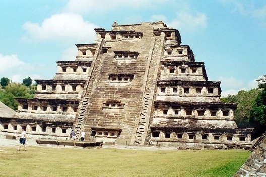 El Tajín, ca.2003. Pirâmide dos Nichos, onde cada orifício representa um dia do ano