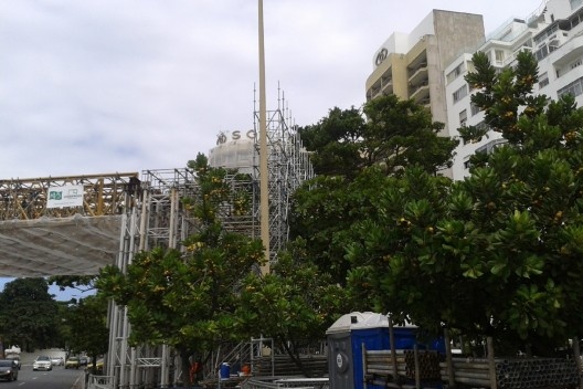 Estrutura temporária em montagem para evento em Copacabana