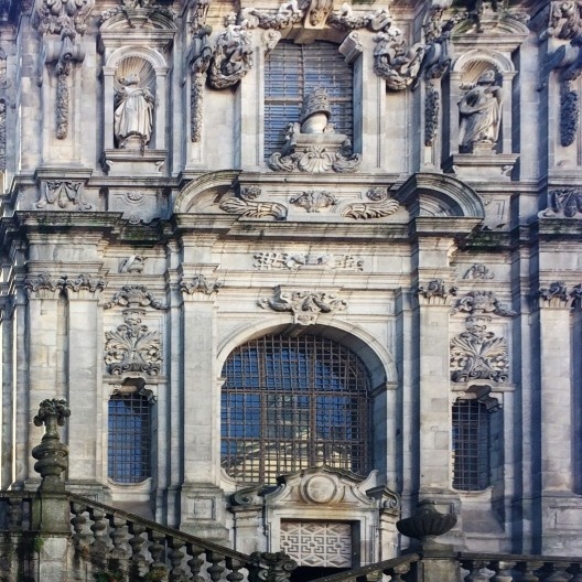Igreja dos Clérigos, nave oval, branca e rosa, Porto