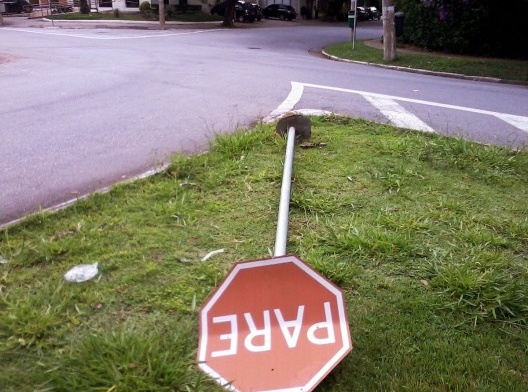 Placa de “Pare” derrubada / Veiculo de vendedor ambulante