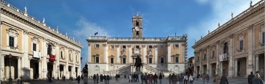 Com a fachada batida pelo sol, o edifício de Michelângelo na praça do Capitólio em Roma; na sombra, concluindo a obra de arte urbana, a reprodução espelhada de autoria de Della Porta