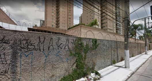 Fachada fechada de condomínio na Avenida Santo Amaro, São Paulo