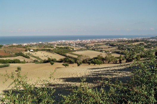 Vista panoramica desde as colinas com o Mar Adriático ao fundo. Nota-se a estrutura da área agrícola circundante à cidade e o seu potencial na formação da rede verde.