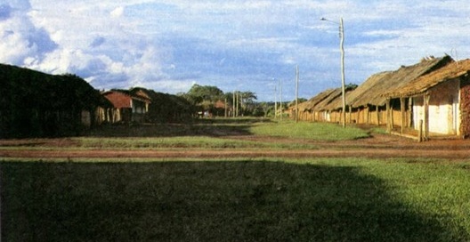 Casas da comunidade e ruas de acesso e permanência
