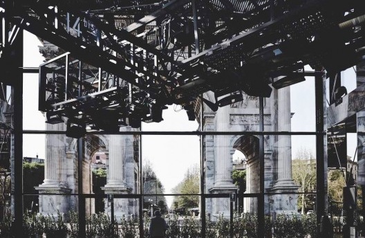 Cubo central com o biplano 14 Bis, exposição Santos Dumont Arco della Pace, Milão