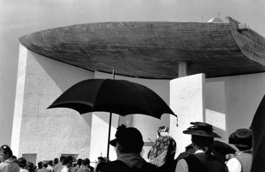 Inauguração da Capela Notre-Dame-du-Haut, Ronchamp, 1955 Fonte: Museum für Gestaltung Zürich, Grafiksammlung / Jacqueline Greenspan