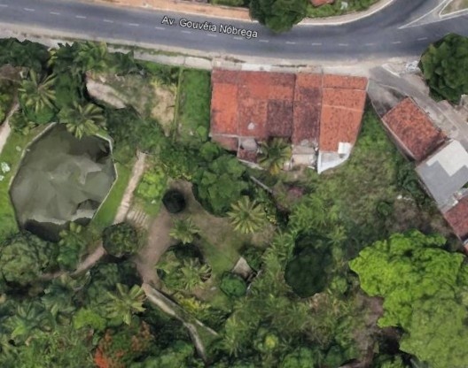 Imagem de satélite da área da Fonte de Santo Antônio no trecho onde estão as casas geminadas