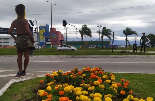 O homem que se emocionou com nossa mensagem e, no fundo, a passarela Nego Quirido