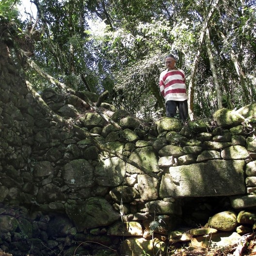 Carlos Lemos junto às ruínas do moinho d’água do Sítio do Morro
