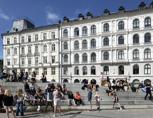 Israel Plads. Nosso grupo almoçando um pic-nic, e as crianças compartilhando o espaço
