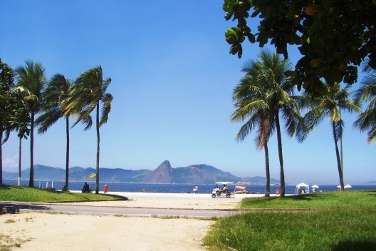 Morros de Niterói e entrada da barra, foto tomada da praia do Flamengo, 2008
