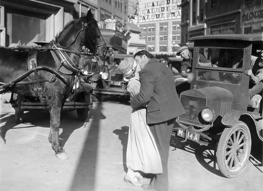 O beijo de parar o trânsito, cena de Aurora, filme de de F.W. Murnau