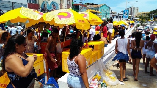 Festa de Yemanjá no Rio Vermelho, com equipamentos de vendedores ambulantes viabilizados mediante patrocínio de cervejaria