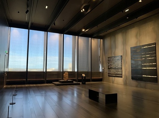 Museu Soulages, sala de pé direito alto com trabalhos mais recentes e de grande formato, França, 2014. RCR Arquitectes