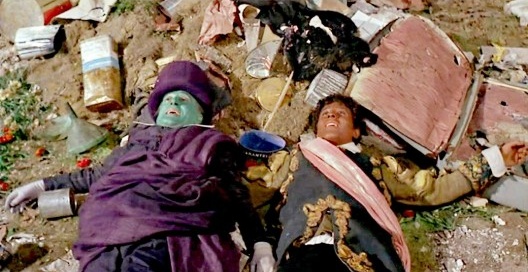 Jago (Totó) e Otello (Ninetto Davoli), marionetes descartados em um lixão descobrem as nuvens que passam velozes no grande céu azul. Final de Che cosa sono le nuvole? de Pier Paolo Pasolini, 1968