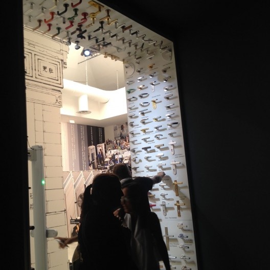 Elements of architecture, sala com maçanetas