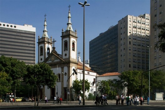 Igreja de Santa Luzia com Palácio Capanema, antiga sede do Ministério de Educação e Saúde Pública, ao fundo