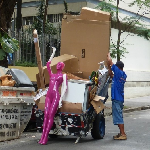 Enquanto ajeita sua coleção de objetos abandonados para abrir um espaço para acomodá-la, Antônio conversa com a manequim.
