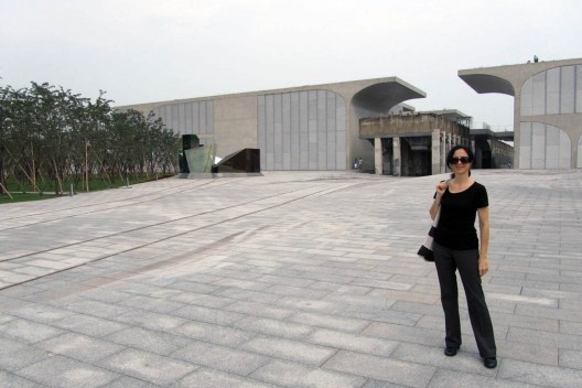 Gabriela Celani em frente ao Long Museum, no West Bank